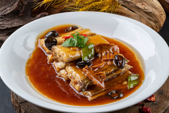 Braised ribbonfish with sauce