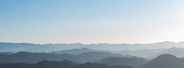 朝焼けに煙る美しい山々	