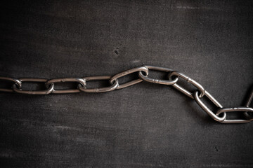 黒背景に鉄製の鎖
