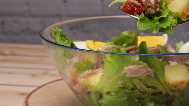 ciotola con insalata  primavera con uovo, pomodori, olive, patate, lattuga, spazio per testo