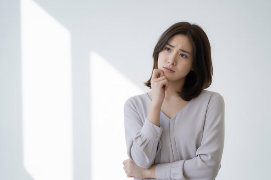 考える・悩む・ストレス・困る女性 Generative AI