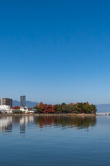 空も湖面も真っ青な琵琶湖　滋賀県大津市