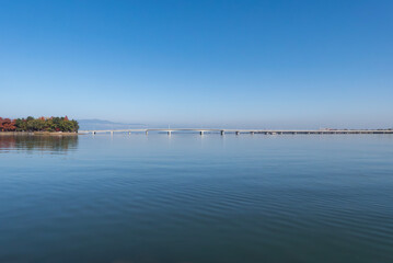 空も湖面も真っ青な琵琶湖　滋賀県大津市