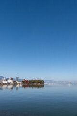 空も湖面も真っ青な琵琶湖　滋賀県大津市
