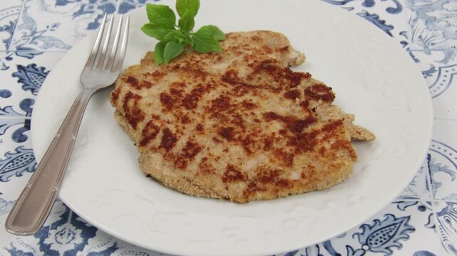 Escalope de veau viennoise pan&eacute;e, escalope croustillante servie en assiette, cuisine traditionnelle europ&eacute;enne