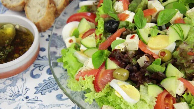 Salade compos&eacute;e fra&icirc;che avec feta, tomates, concombre et olives, cuisine m&eacute;diterran&eacute;enne saine