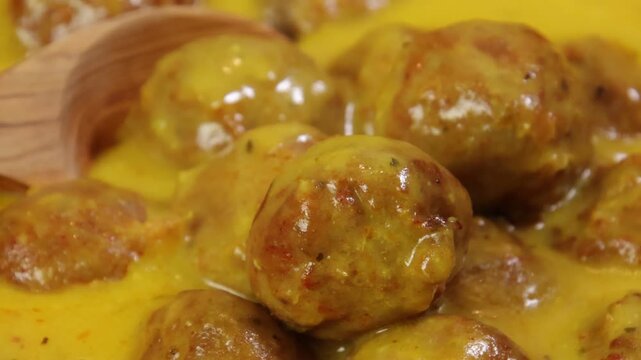 Boulettes de b&oelig;uf &agrave; la sauce curry cr&eacute;meuse, plat chaud gourmand en gros plan