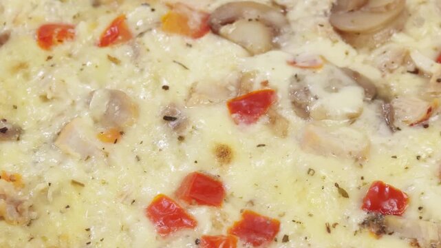 Pizza industrielle au poulet et sauce moutarde, pizza garnie pr&ecirc;te &agrave; consommer en gros plan