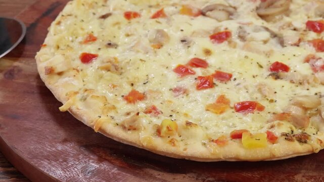 Pizza industrielle au poulet et sauce moutarde, pizza garnie pr&ecirc;te &agrave; consommer en gros plan
