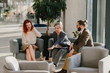 Obraz premium Business people having an informal corporate discussion