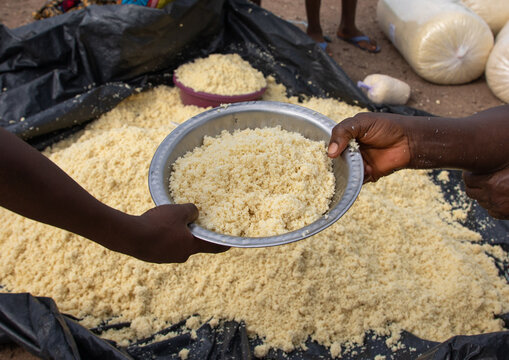 African women making atti&eacute;k&eacute;, R&eacute;gion des Lacs, Sakiare, Ivory Coast
