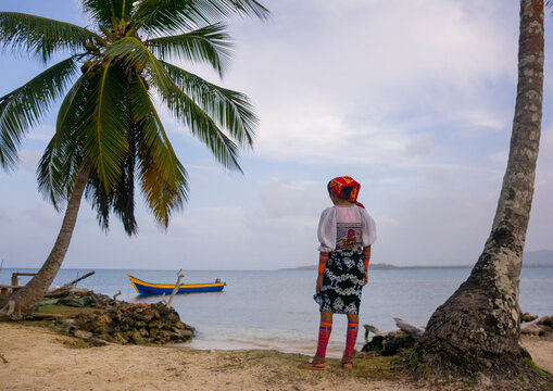 Panama, San Blas Islands, Mamitupu, Young Kuna Indian Woman Lokking At The Sea