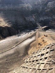 干上がったダムの底、雨のない季節