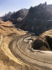 干上がった川、ダム湖。雨がない日々