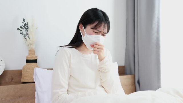 体調不良で咳をする女性