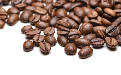 Naklejka premium Heap of roasted coffee beans isolated on white background