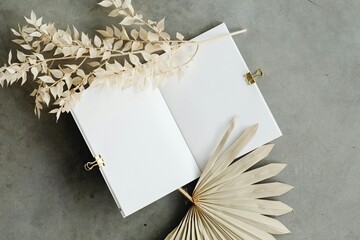 blank note paper on wooden background