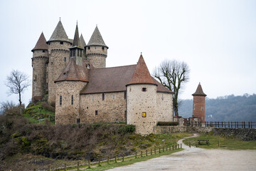 Fototapeta premium Le Château de Val au ord du lac de Bort-les-Orgues, forteresse médiévale du Cantal, Auvergne 