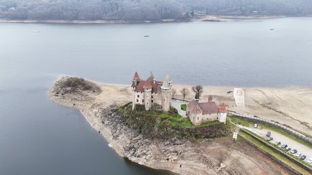 Le Ch&acirc;teau de Val au ord du lac de Bort-les-Orgues, forteresse m&eacute;di&eacute;vale du Cantal, Auvergne 