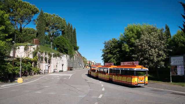 Eine Bimmelbahn der Marke Dotto Trains, Modell Muson River 2x4 an einem Strassenrand in Peschiera del Garda, Italien