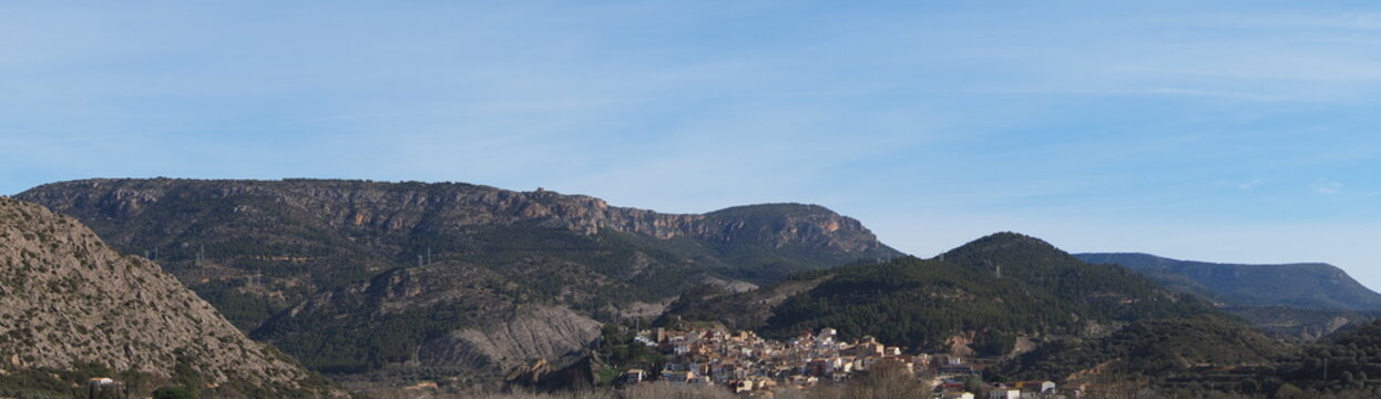 panor&aacute;mica del pueblo medieval de Camarasa con la iglesia rom&aacute;nica de San Miquel, n&uacute;cleo poblacional, las monta&ntilde;as del prepirineo las que se encuentra la hermita de San Jordi, LLeida, Espa&ntilde;a