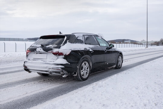 Auto auf einer Stra&szlig;e mit Schnee im Winter 12