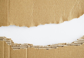 Gerissene Pappe mit wei&szlig;em Copyspace &ndash; Recycling Karton Hintergrund mit Textur