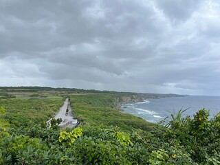 宮古島の崖から見た海