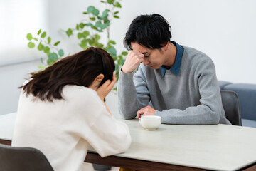 頭を抱える男女