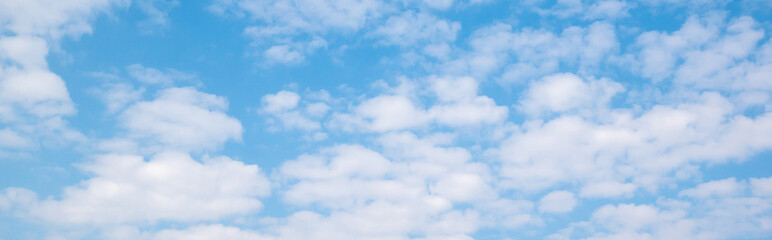 Obraz premium Beautiful blue sky with white clouds on a sunny day background