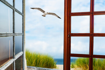 Ge&ouml;ffnetes Fenster zu einer D&uuml;nenlandschaft
