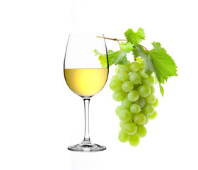 Wei&szlig;e Weinrebe mit WEi&szlig;weingals freigestellt auf wei&szlig;em Hintergrund