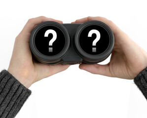 Fernglas, gehalten von  zwei  H&auml;nden