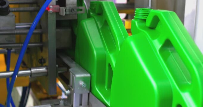 This video showcases a cutting-edge automated production line for the manufacture of plastic containers specifically designed for storing and transporting motor oil. It showcases state-of-the-art equi
