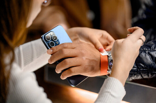 The administrator places a paper bracelet on the guest's hand.