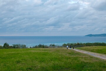 南国で歩く家族