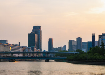夕暮れ時のリバーサイドと都会のシルエット