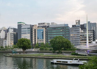 水上バスが通る都会のオアシスとビル街