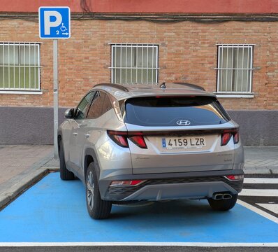 Autom&oacute;vil Hyundai Tucson Hibrido en un aparcamiento reservado para veh&iacute;culos con conductor discapacitado en Madrid, Espa&ntilde;a, 31 de enero de 2026
