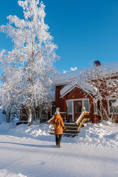Winter stroll through Akaslompolo Village in Laplands snow-covered landscape