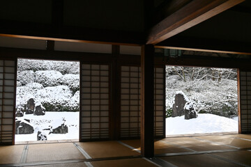 冬の京都市東山 光明院 本堂から観る枯山水庭園