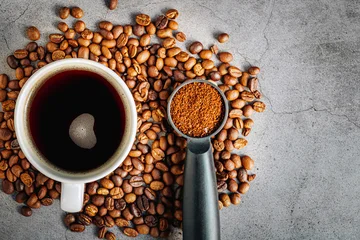 Fototapete Rund Cafe Coffee cup with coffee beans and ground coffee on gray background, Americano cup aromatic top view  © NARONG