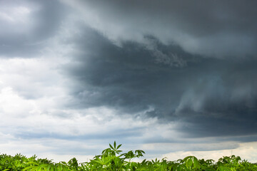 Obraz premium Chacra en dia de tormenta 
