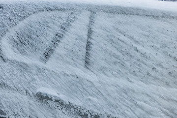 Schneeverwehung an der autoscheibe eines PKW's