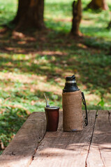 equipo de mate, termo y mate sobre la mesa de madera r&uacute;stica en la naturaleza