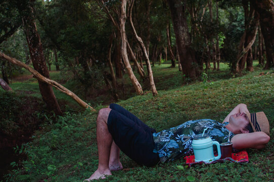 persona tendida en el suelo descansando, d&iacute;a de verano caluroso en Misiones Argentina
