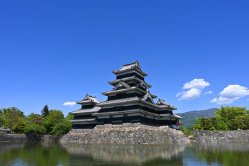 青空の長野県松本城 国宝天守