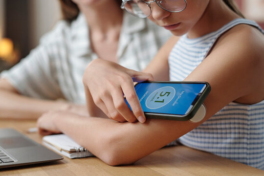 Checking blood glucose level with smartphone and wearable sensor at home