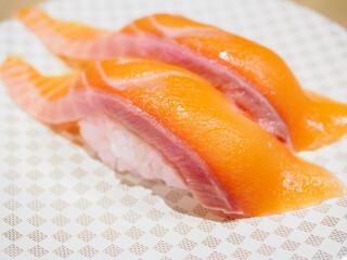 回転寿司のサーモン握り寿司