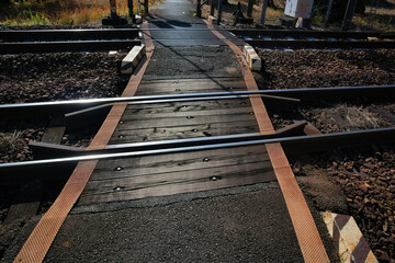 田舎のローカル線を走る砂利が敷かれた線路